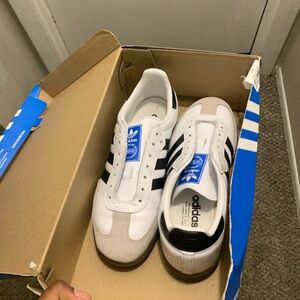 i only wore 2 time dont have shoe laces but they originally had white laces.